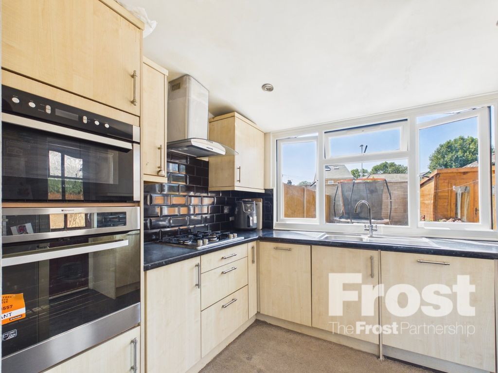 Property photo 3 of 11 Kitchen