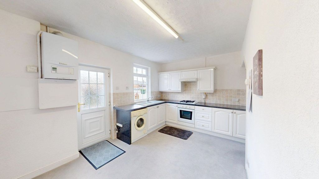 Property photo 3 of 8 Kitchen