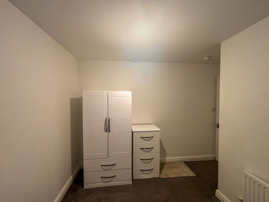 Property photo 3 of 12 Room 8 (2)