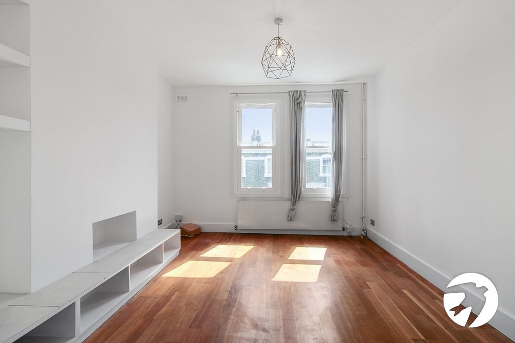 Property photo 2 of 11 Lounge