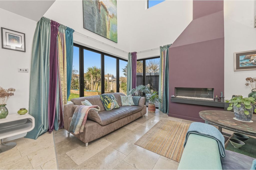 Property photo 2 of 28 Lounge