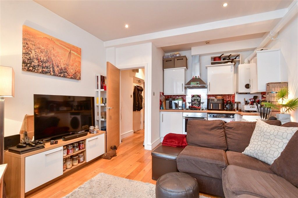 Property photo 1 of 6 Lounge/ Kitchen