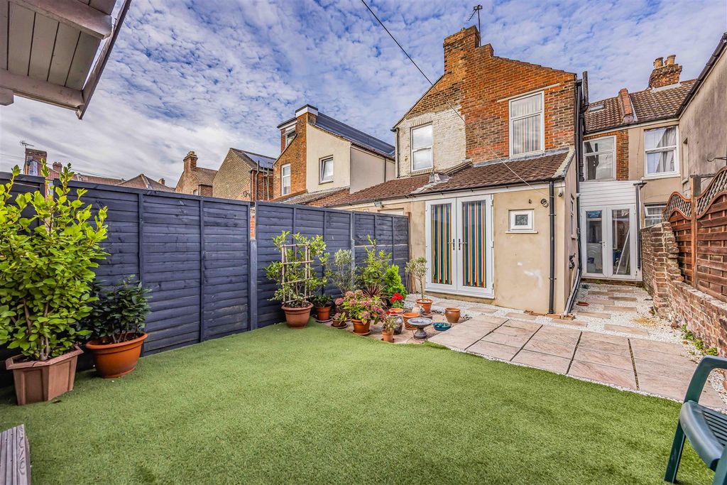 Property photo 2 of 25 16 Cardiff Road, Portsmouth-Small-Porticomarketing