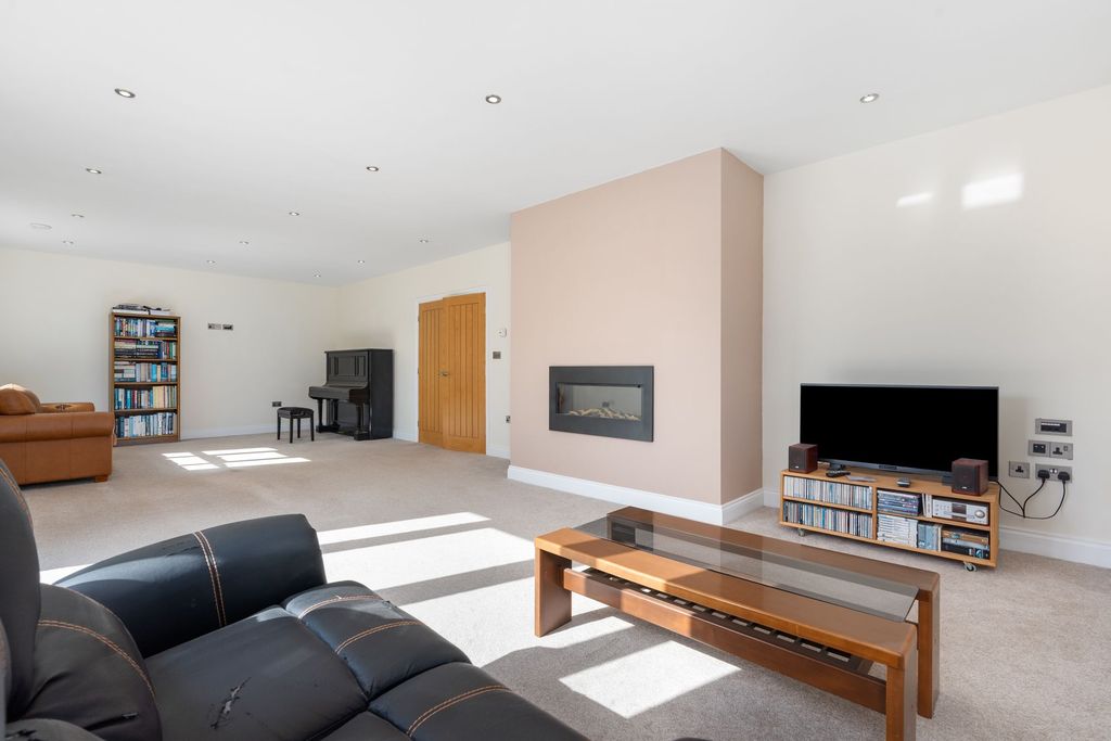 Property photo 2 of 46