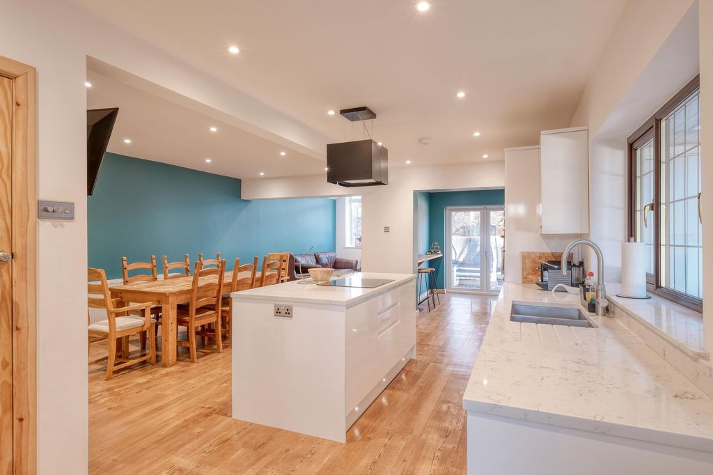 Property photo 2 of 23