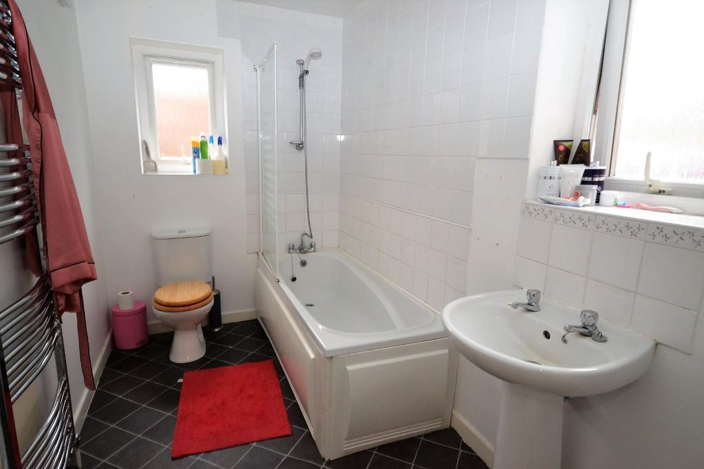 Property photo 3 of 5 Bathroom.Jpg
