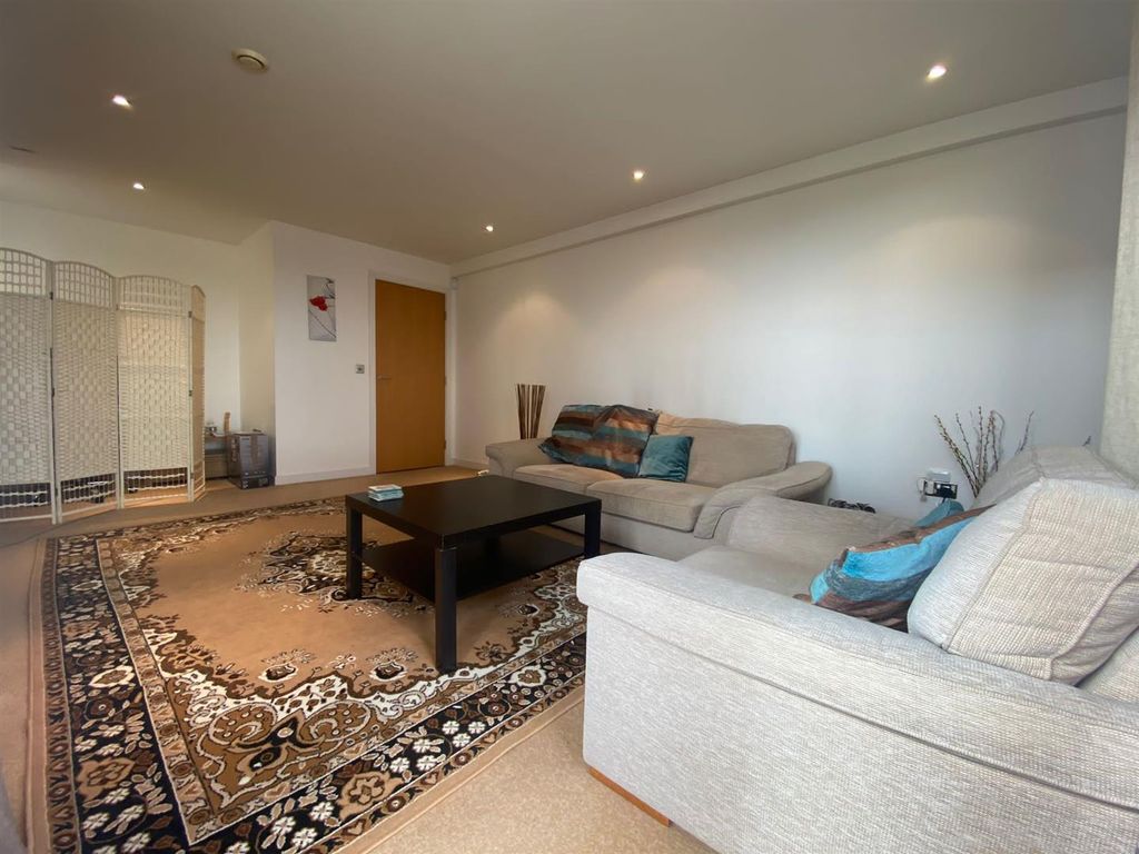Property photo 2 of 8 Lounge.Jpg