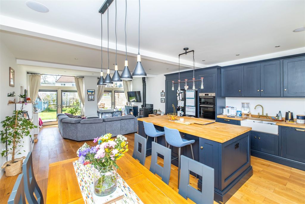 Property photo 3 of 26 Kitchen