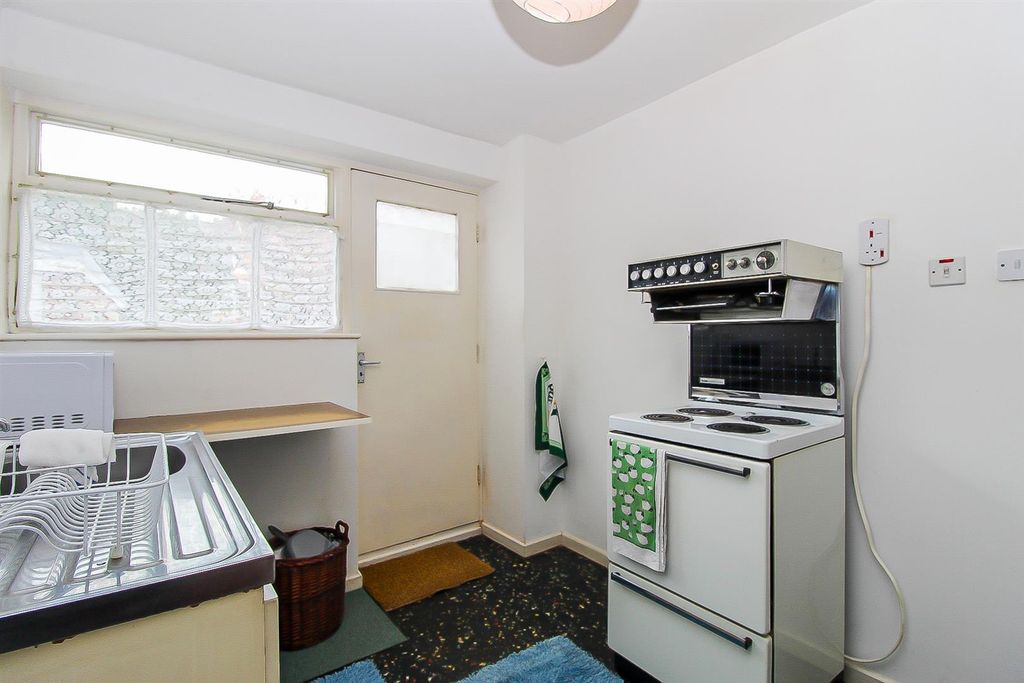 Property photo 3 of 11 Kitchen