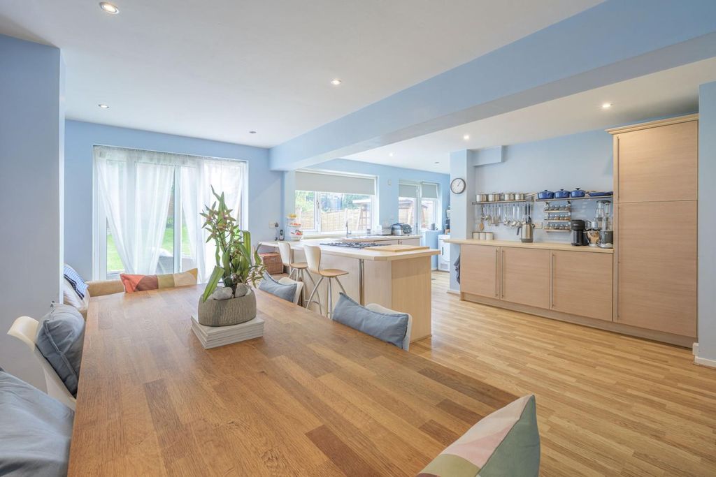 Property photo 3 of 31 Open-Plan Kitchen Living 1