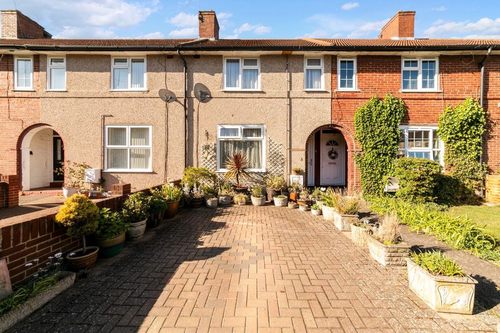 Property photo 2 of 14 Darley Gardens