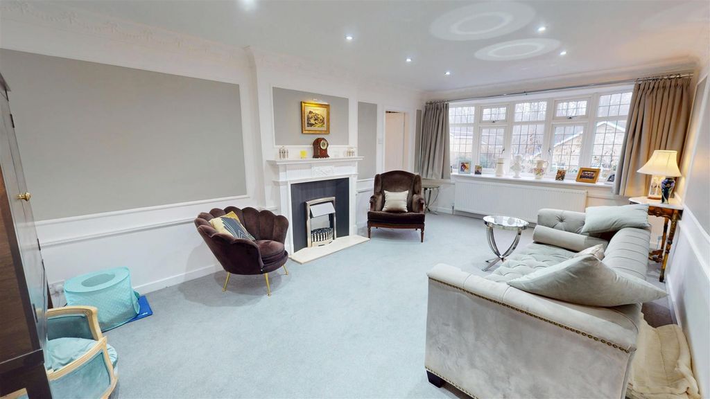 Property photo 3 of 28 Lounge