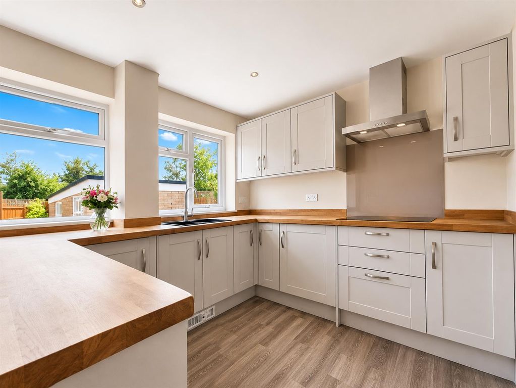 Property photo 2 of 16 Modern Fitted Kitchen