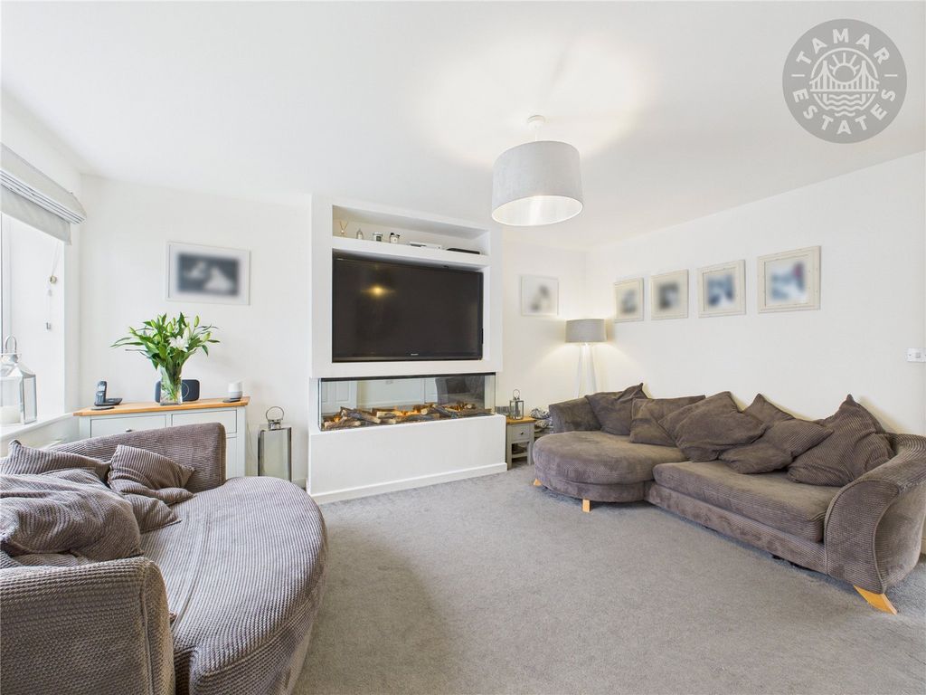 Property photo 3 of 18 Sitting Room