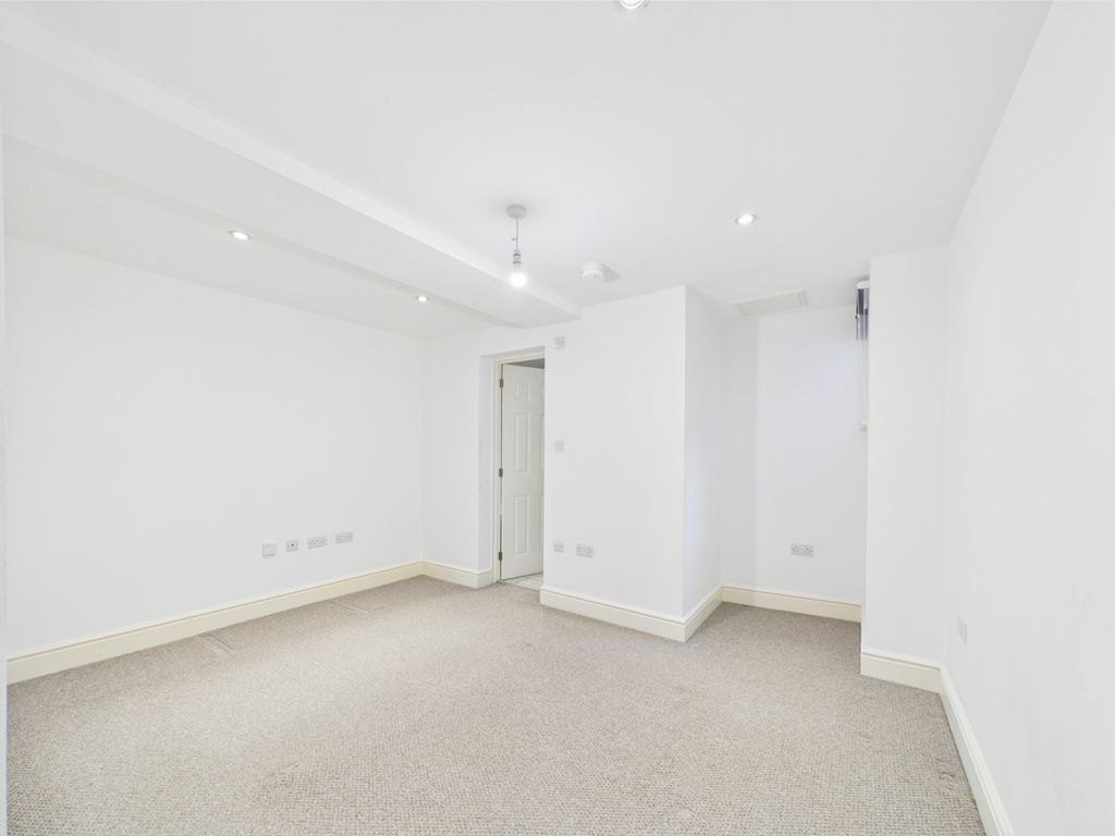 Property photo 3 of 9 Cam01740G0-Pr0386-Still005