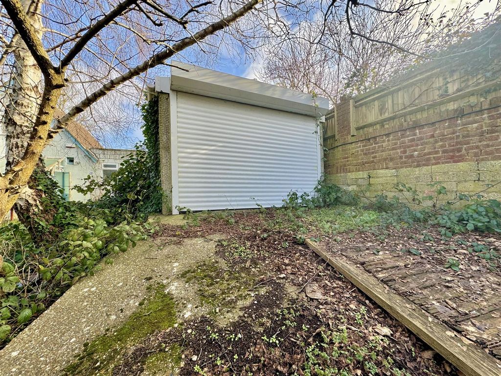 Property photo 3 of 6