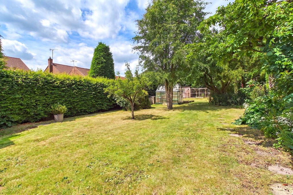 Property photo 3 of 24 1 Park Lane - Garden