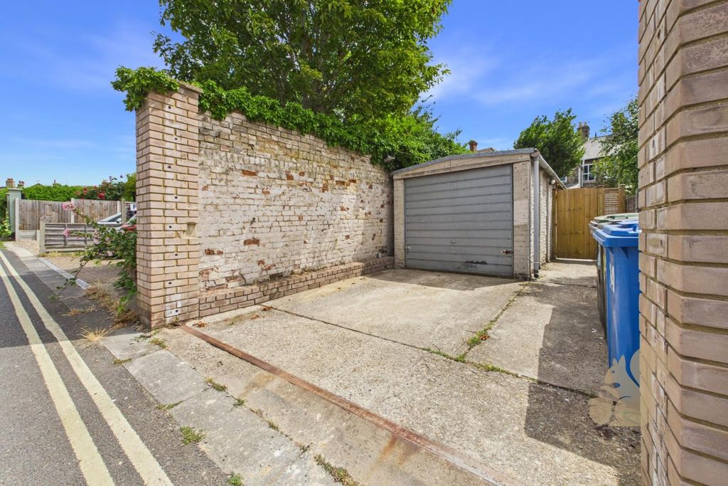 Property photo 2 of 18 Garage &amp; Parking