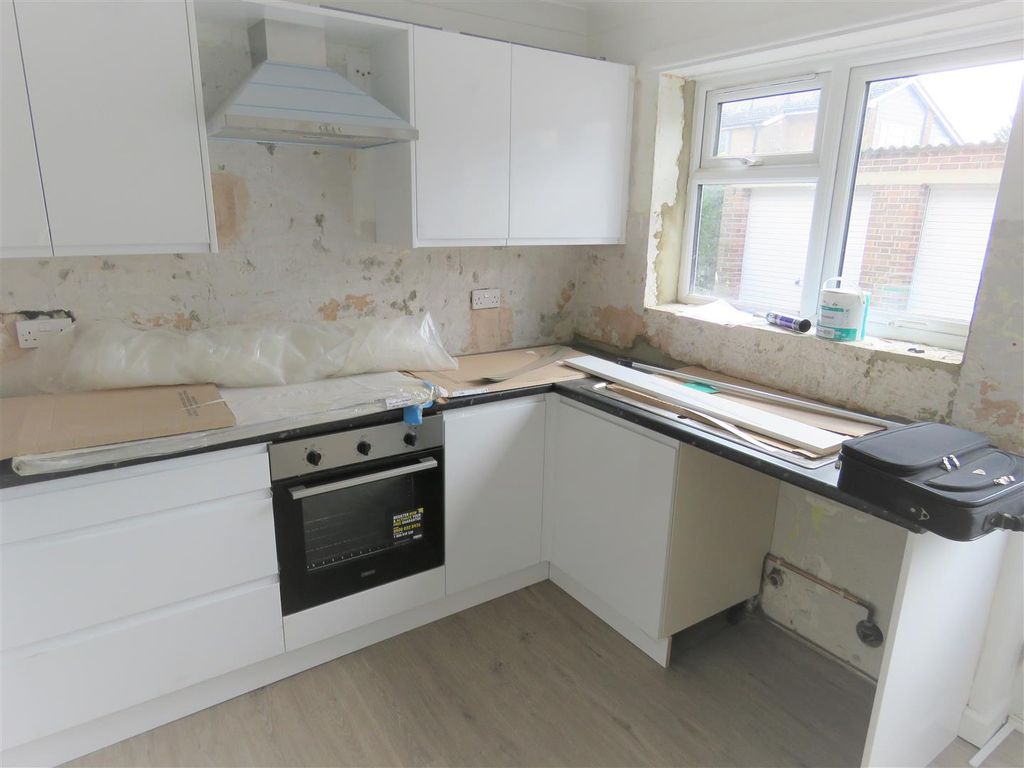 Property photo 3 of 9 Kitchen