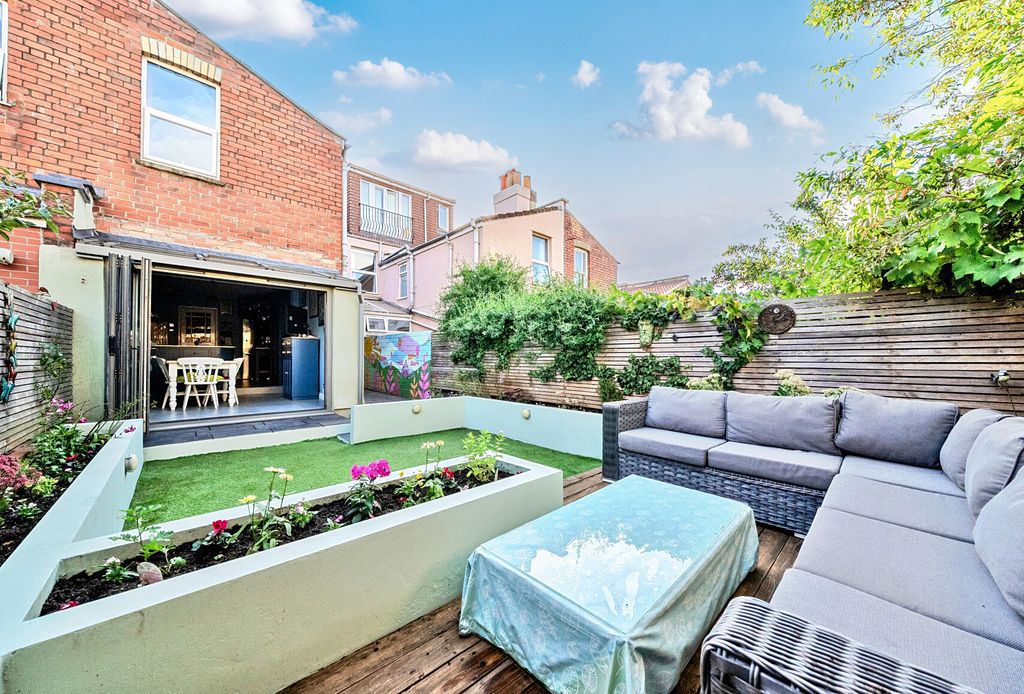 Property photo 2 of 17 1342105-21-68Af58...