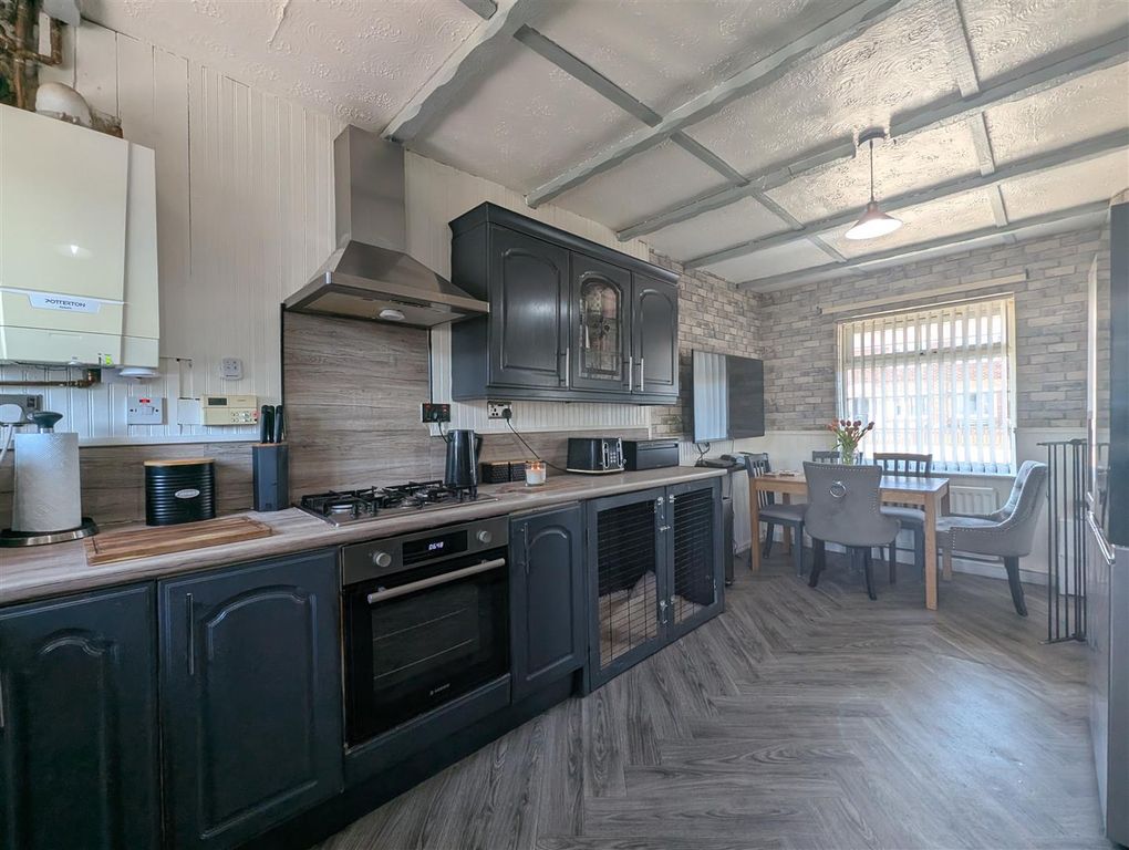 Property photo 3 of 11 Kitchen