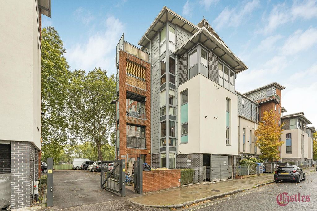 Property photo 2 of 21 Front (Exterior)