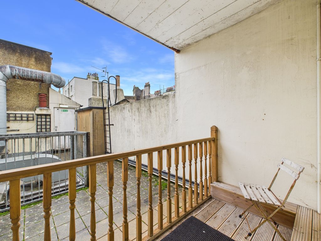 Property photo 2 of 9 Cam04693G0-Pr0086-Still012