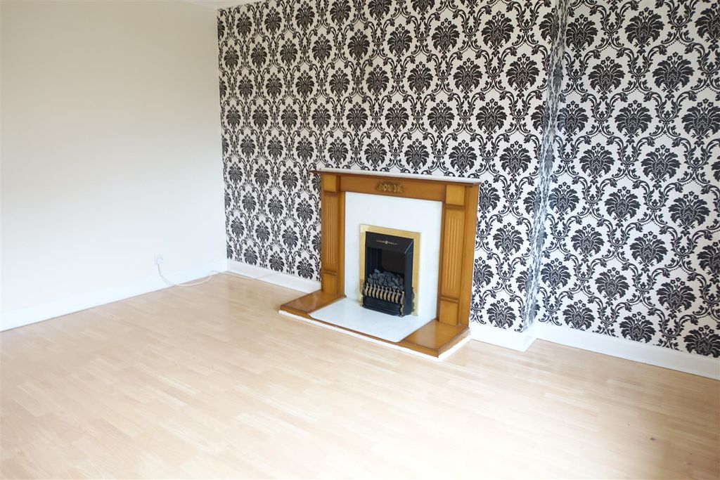 Property photo 3 of 11 Lounge