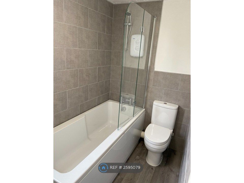 Property photo 2 of 12 Bathroom 1