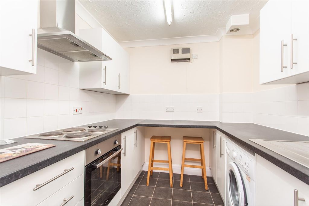 Property photo 3 of 6 Kitchen