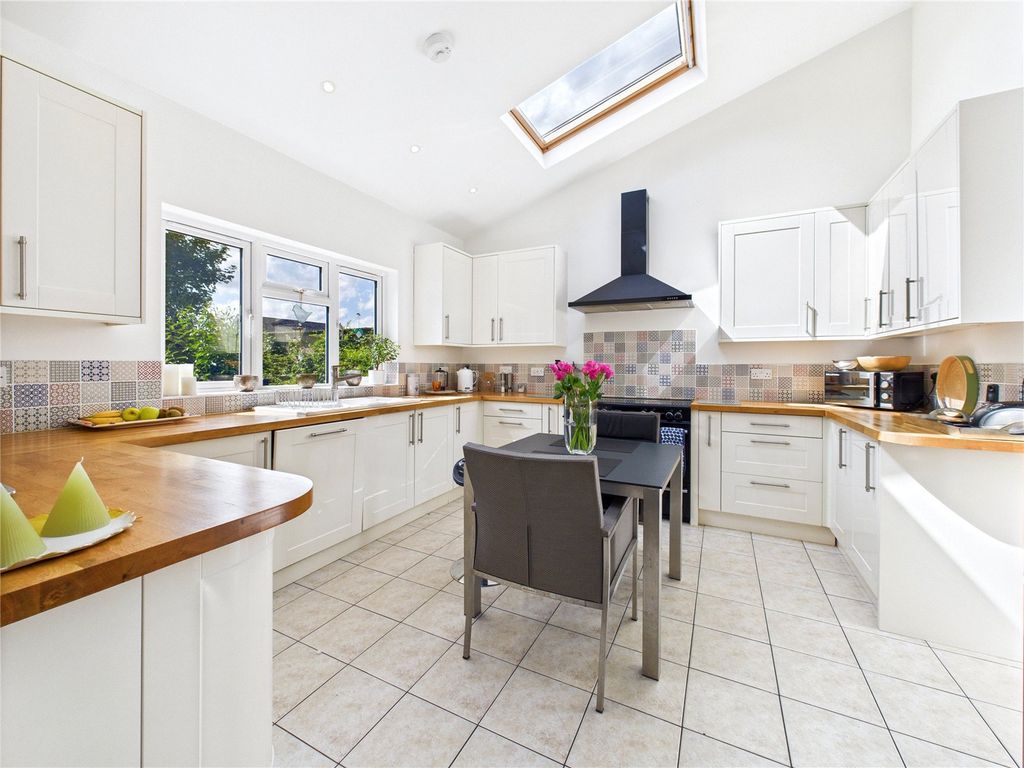 Property photo 2 of 28 Picture No. 12