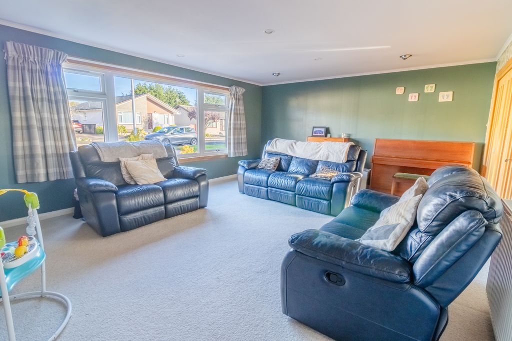 Property photo 3 of 30 Lounge