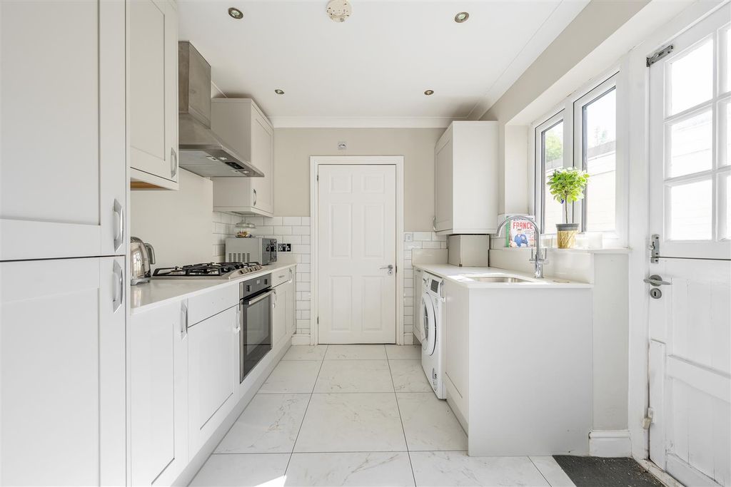 Property photo 2 of 16 Kings Head Hill, E4