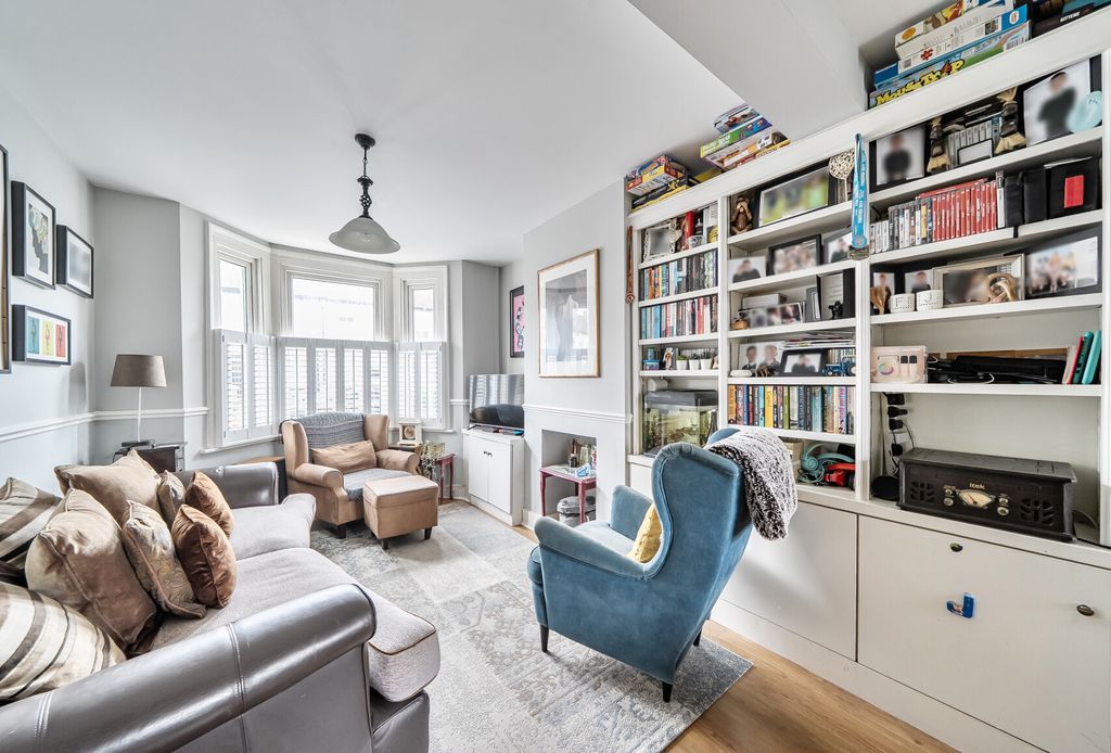 Property photo 3 of 18 Lounge