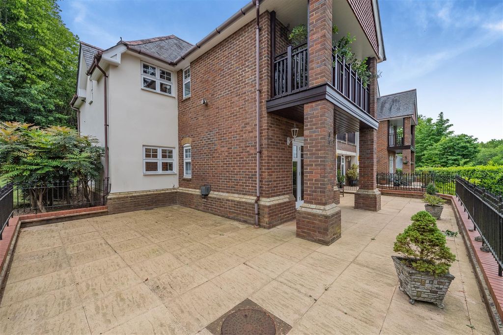 Property photo 2 of 13 8648229-Exterior02.Jpg
