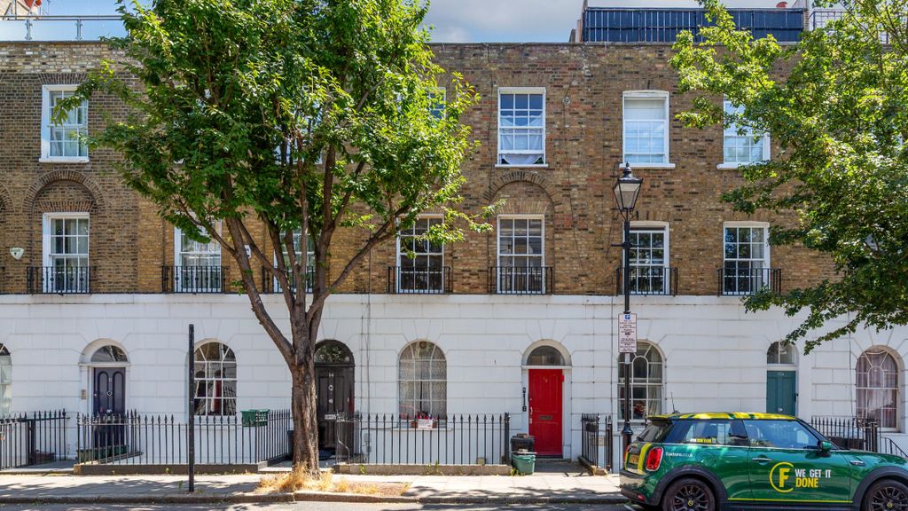 Property photo 1 of 11 Flat B, 12 Danbury Street, Islington, London, N1 8Ju