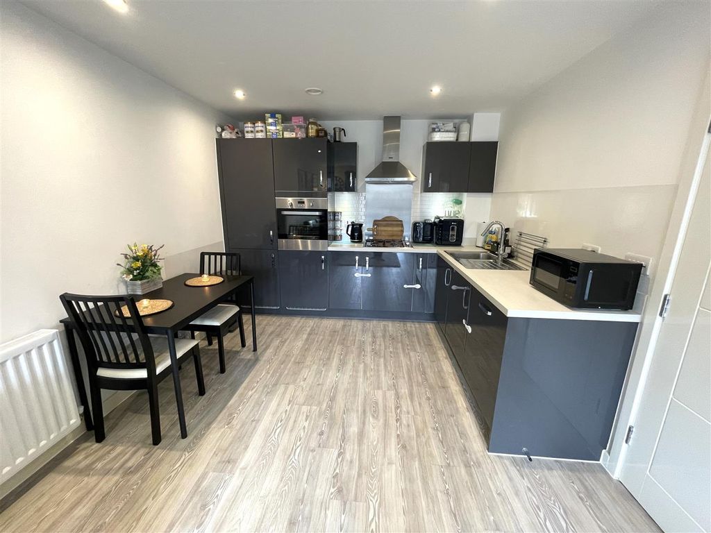 Property photo 3 of 18 Kitchen