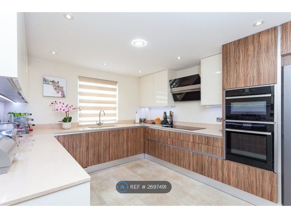 Property photo 3 of 15 Kitchen