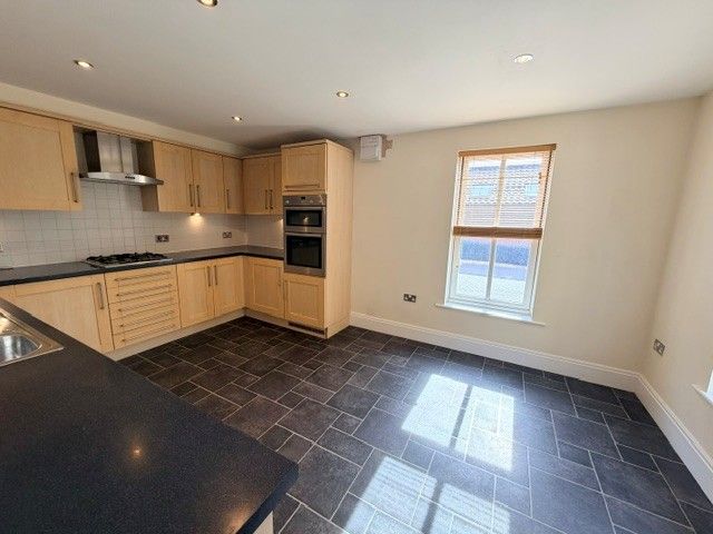 Property photo 2 of 11 Kitchen