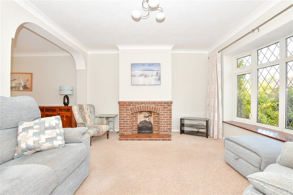 Property photo 3 of 13 Lounge