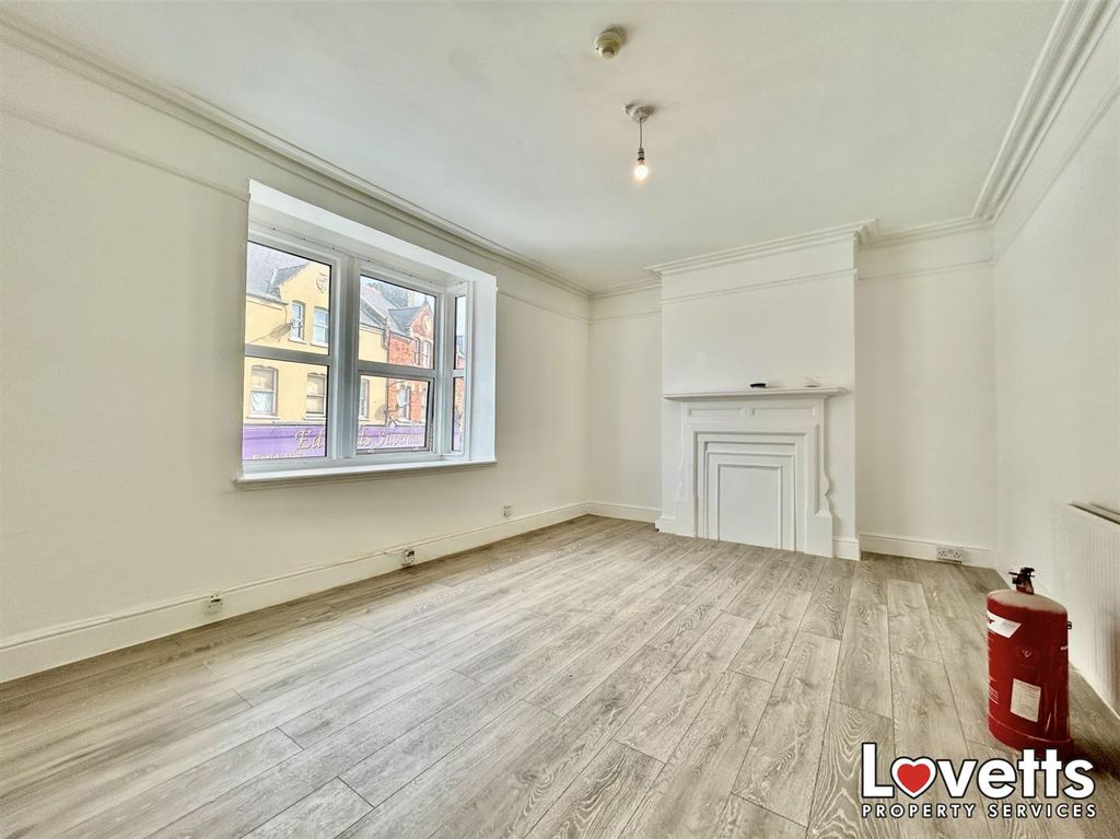 Property photo 1 of 11 Living Room