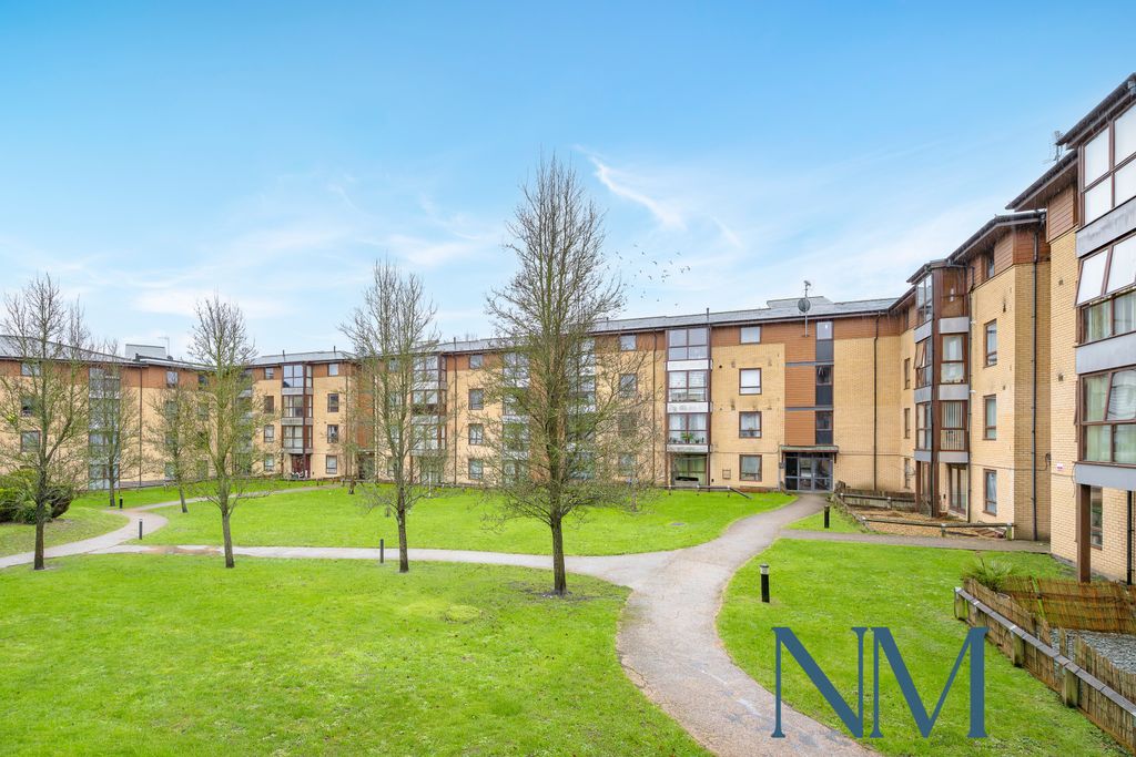 Property photo 1 of 17 2 Bedrooms, Commonwealth Drive, Three Bridges Rh10