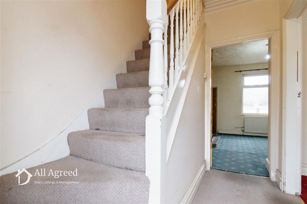 Property photo 2 of 12 Entrance Hall