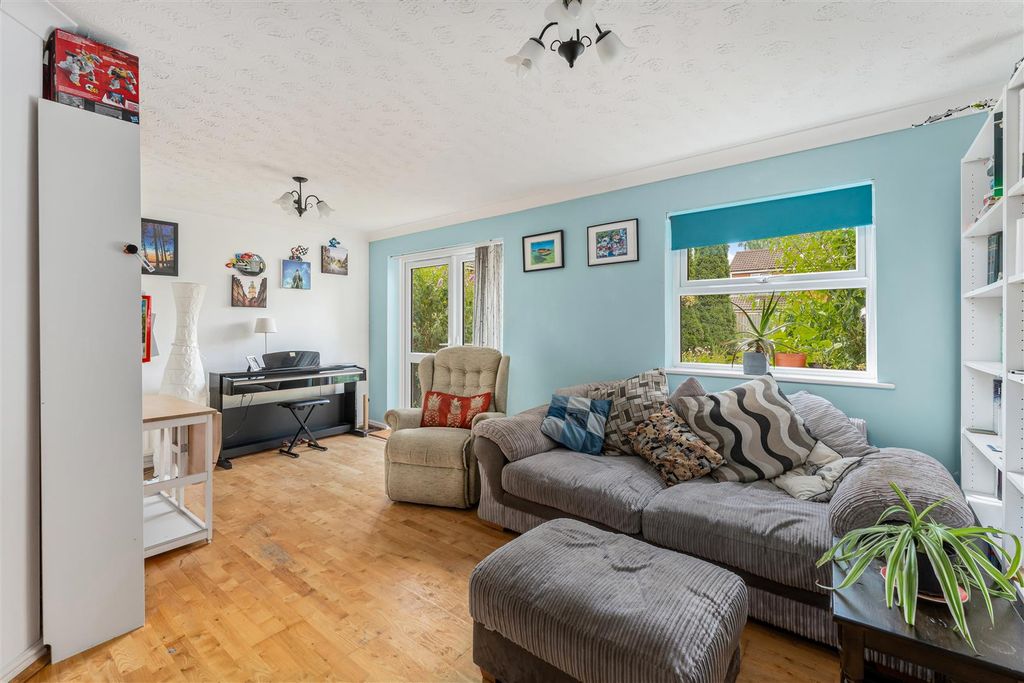 Property photo 2 of 8 32 Waterloo Drive, Banbury-10.Jpg