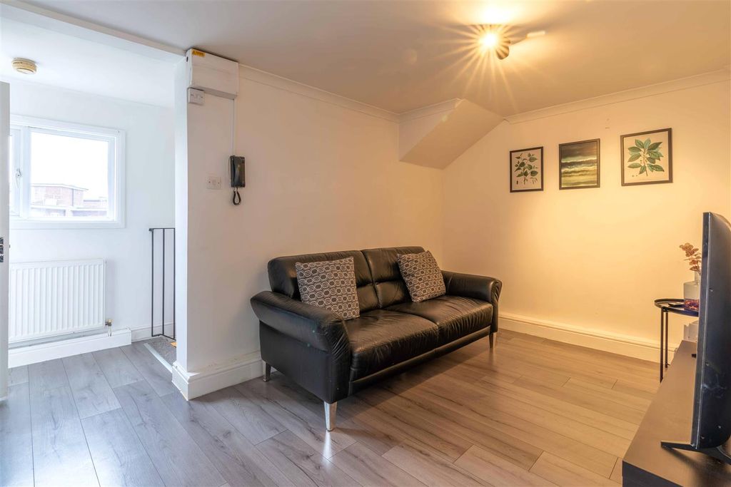 Property photo 3 of 11 Reception Area