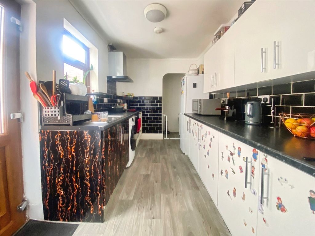 Property photo 2 of 9 Kitchen
