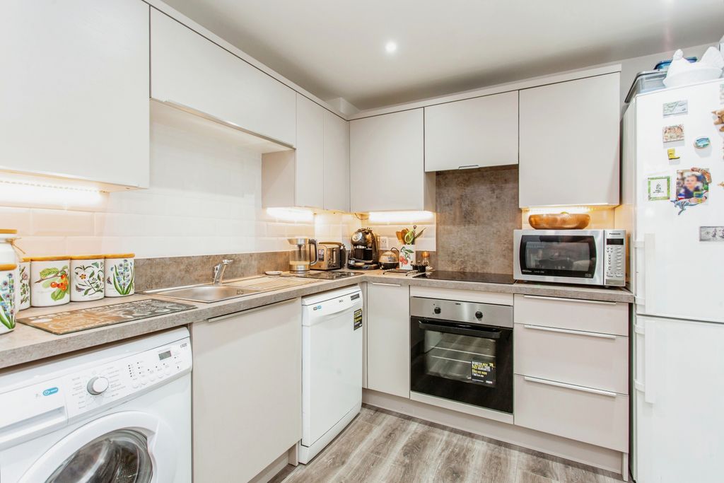 Property photo 3 of 16 Kitchen