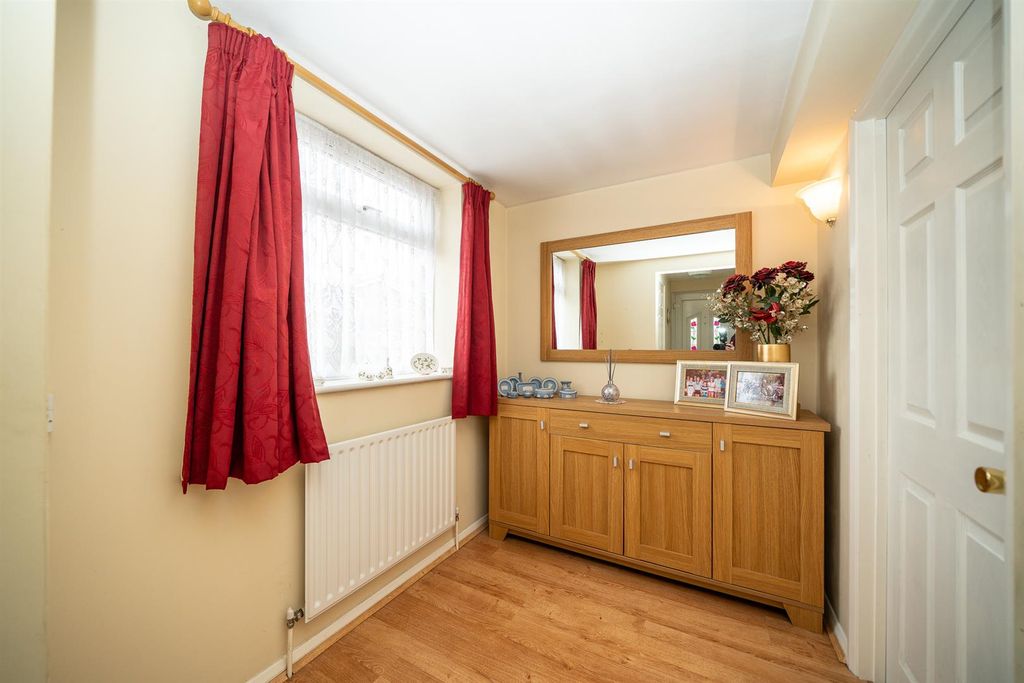 Property photo 2 of 18 48-Glebe-Close-1022.Jpg