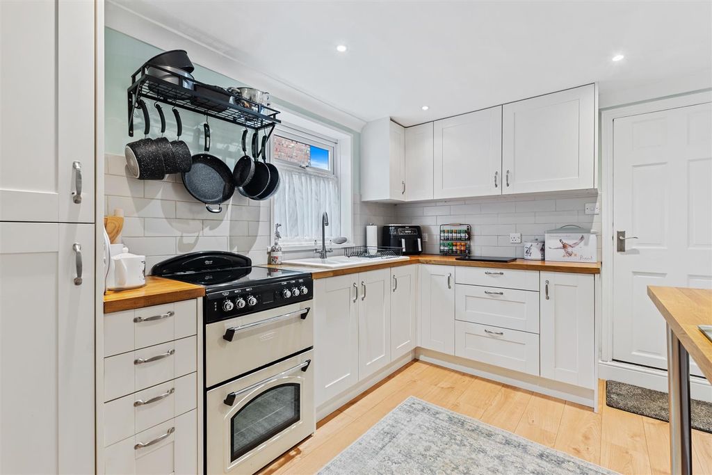 Property photo 3 of 21 10Roseberyst12.Jpg