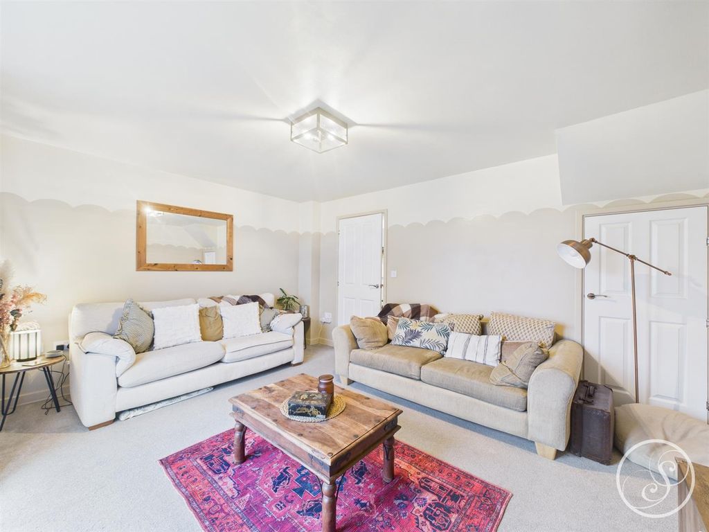 Property photo 3 of 18 Lounge